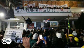 Serbia: Protesters rally against public broadcaster