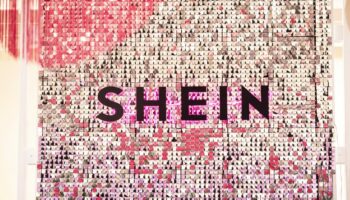 Shein va désormais indiquer sur ses t-shirts l’âge de l’enfant qui l’a fabriqué