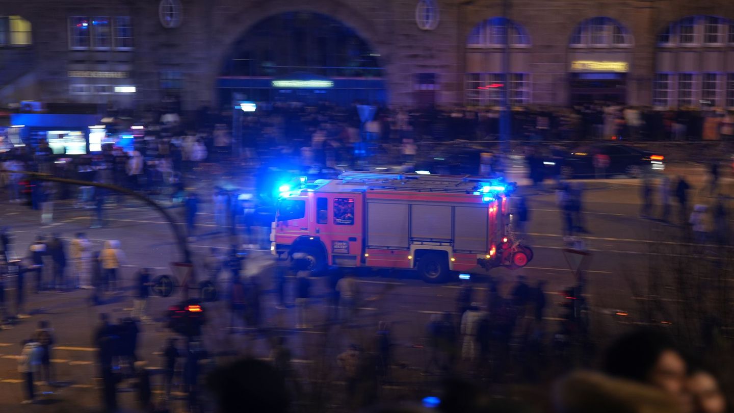 In Hamburg-Sasel brannte in der Silvesternacht ein Einfamilienhaus. (Symbolbild) Foto: Marcus Brandt/dpa