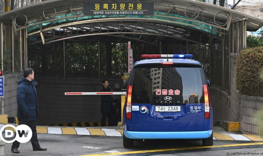 South Korea: Protesters riot at court over president's arrest