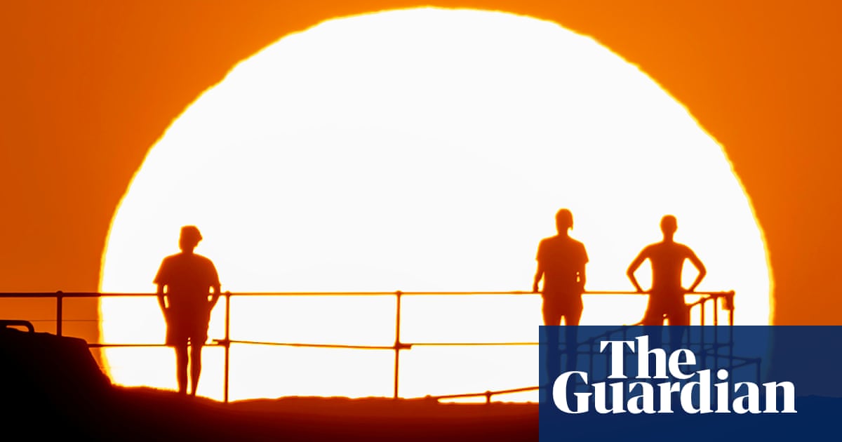 Southern Australia swelters through third day of heatwave as fire risk increases