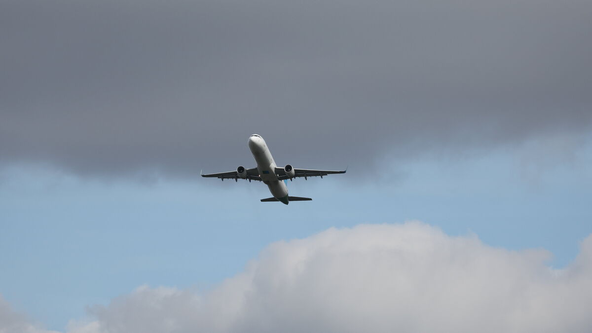 « Soyez propres aux toilettes » : l’annonce polémique d’une hôtesse de l’air Swiss aux passagers de la classe éco