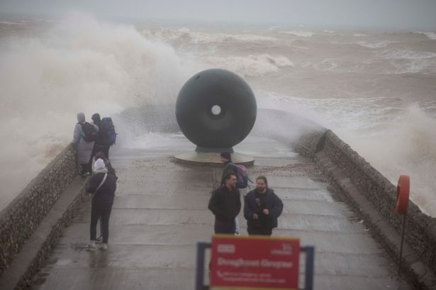 Storm Éowyn: Exact locations massive 90mph gales will batter UK as tempest poses danger to life