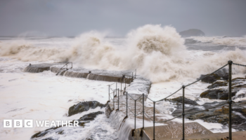 Large waves overtopping steps and rocks on the coast