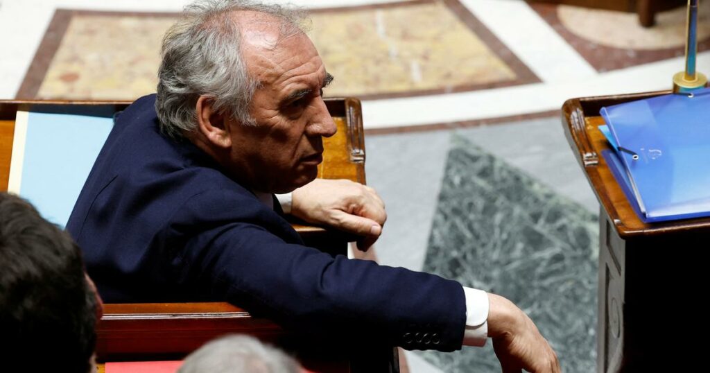 «Submersion» migratoire : François Bayrou assume, le PS suspend les négociations sur le budget