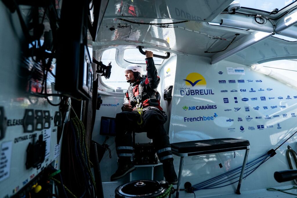 Sur le Vendée Globe, Sébastien Simon, « seul dans son coin de l’Atlantique », commence à croire au podium