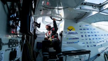 Sur le Vendée Globe, Sébastien Simon, « seul dans son coin de l’Atlantique », commence à croire au podium