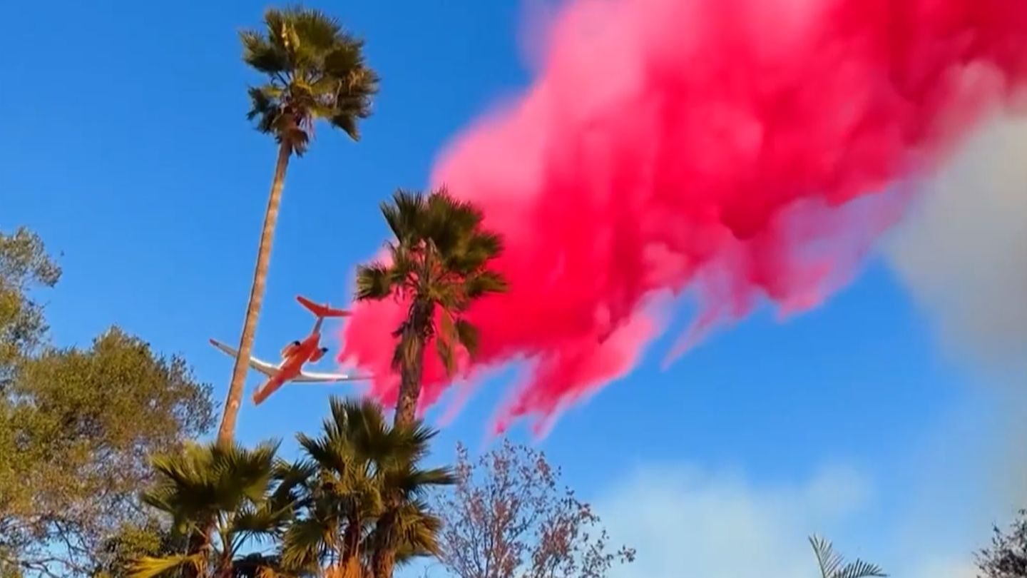 Surreale Bilder: Darum färben Löschflugzeuge Los Angeles pink