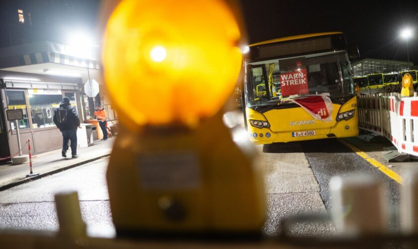 Anders als gestern fahren die Busse der BVG heute wieder. Foto: Sebastian Christoph Gollnow/dpa