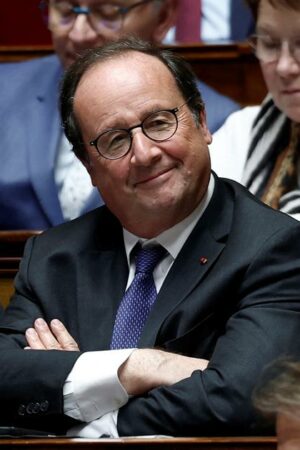 Tourné vers la présidentielle de 2027, François Hollande veut reprendre la main sur la gauche