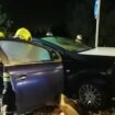 Un coche se sale de la vía y choca contra un elemento fijo en el barrio sevillano de Torreblanca