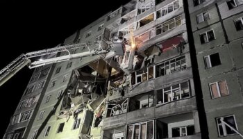 Un dron ruso alcanza un edificio de apartamentos en Ucrania y mata al menos a 6 personas