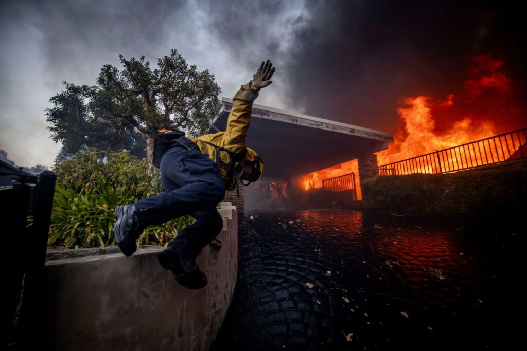 Un incendie porté par des vents violents provoque panique et effroi aux portes de Los Angeles