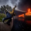 Un incendie porté par des vents violents provoque panique et effroi aux portes de Los Angeles