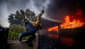 Un incendie porté par des vents violents provoque panique et effroi aux portes de Los Angeles