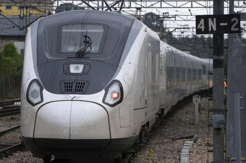 Un muerto electrocutado y un herido grave al saltar encima de un tren Alvia en Lleida y tocar la catenaria