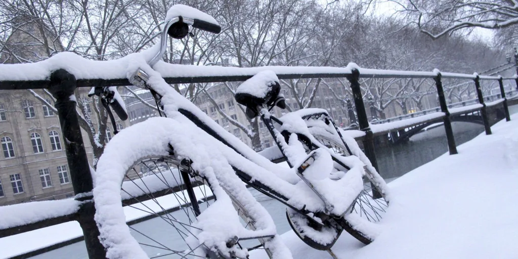 Un temporal  dificulta el transporte aéreo y ferroviario en el sur de Alemania y cierra varios aeropuertos en Reino Unido