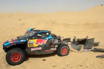 Un vuelco de Carlos Sainz en la etapa maratón pone en peligro sus aspiraciones de ganar el Dakar