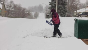 Una gran tormenta invernal cancela cientos de vuelos, corta carreteras y deja a millones de personas en casa en EEUU