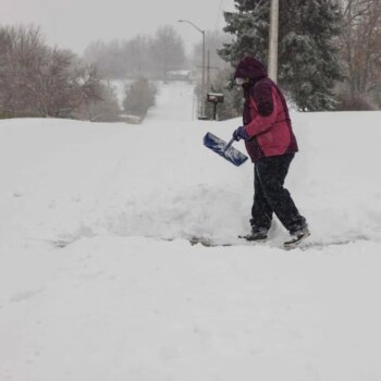 Una gran tormenta invernal cancela cientos de vuelos, corta carreteras y deja a millones de personas en casa en EEUU