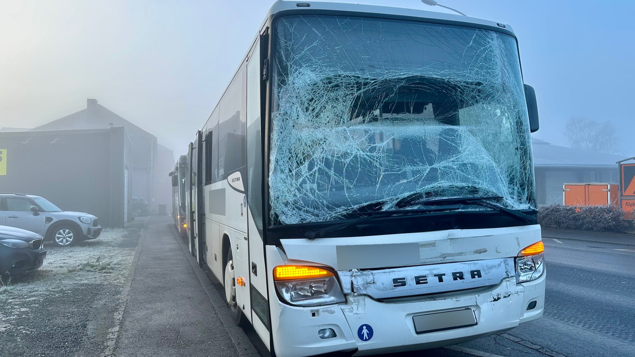 Une partie de la chaussée encore fermée: Collision entre deux bus vendredi à Hosingen