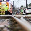 Eine Autofahrerin wurde bei der Kollision mit einer Stadtbahn schwer verletzt. Foto: Julian Stratenschulte/dpa