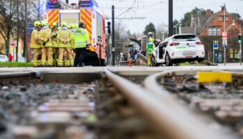 Eine Autofahrerin wurde bei der Kollision mit einer Stadtbahn schwer verletzt. Foto: Julian Stratenschulte/dpa