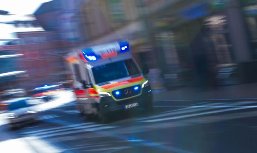 Ein betrunkener Autofahrer hat schwere Verletzungen erlitten. (Symbolbild) Foto: Jens Büttner/dpa