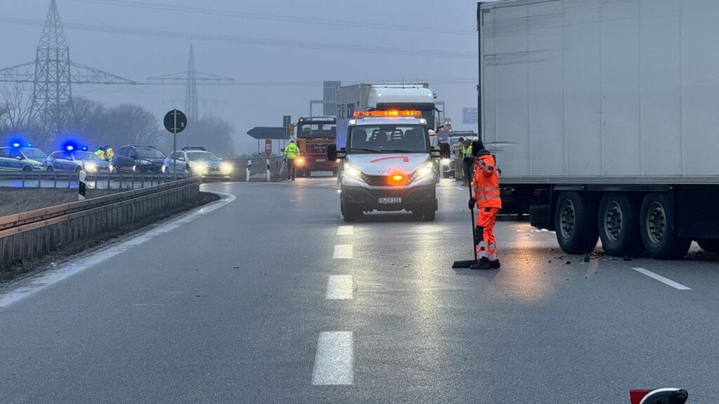 Nach einer Unfallserie bei Regensburg mit einem Toten wurde die Autobahn 3 komplett gesperrt. Foto: Sebastian Pieknik/NEWS5/dpa