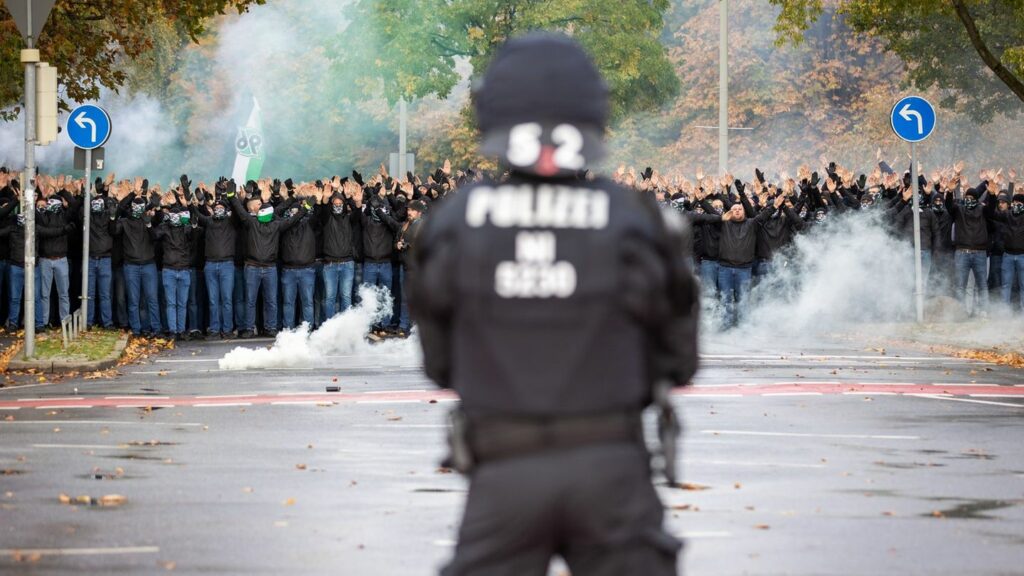 Ob der Staat zu Recht Gebühren für den Polizeieinsatz bei Hochrisikospielen beim Fußball verlangen darf, entscheidet am Dienstag