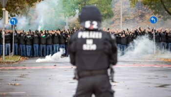 Ob der Staat zu Recht Gebühren für den Polizeieinsatz bei Hochrisikospielen beim Fußball verlangen darf, entscheidet am Dienstag