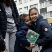 VIDÉO. En hommage à sa tante décédée un jour de Noël, Inès offre 300 cadeaux à des enfants de quartiers défavorisés