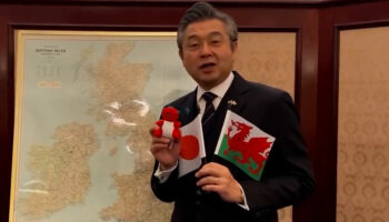 VIDÉO. « J’ai hâte de profiter des fish and chips » : l’hilarant ambassadeur japonais au Royaume-Uni remarqué outre-Manche