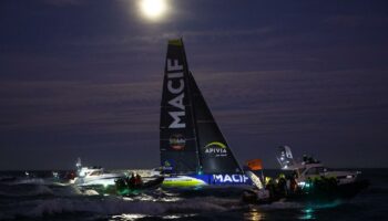 Vendée Globe: record, lever de soleil, ambiance folle... En images, la fabuleuse arrivée de Charlie Dalin