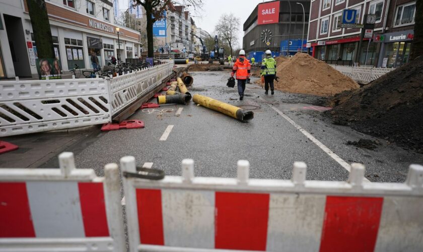 Viele Baustellen sorgen in Hamburg immer wieder für Verkehrsbehinderungen. (Archivbild) Foto: Marcus Brandt/dpa