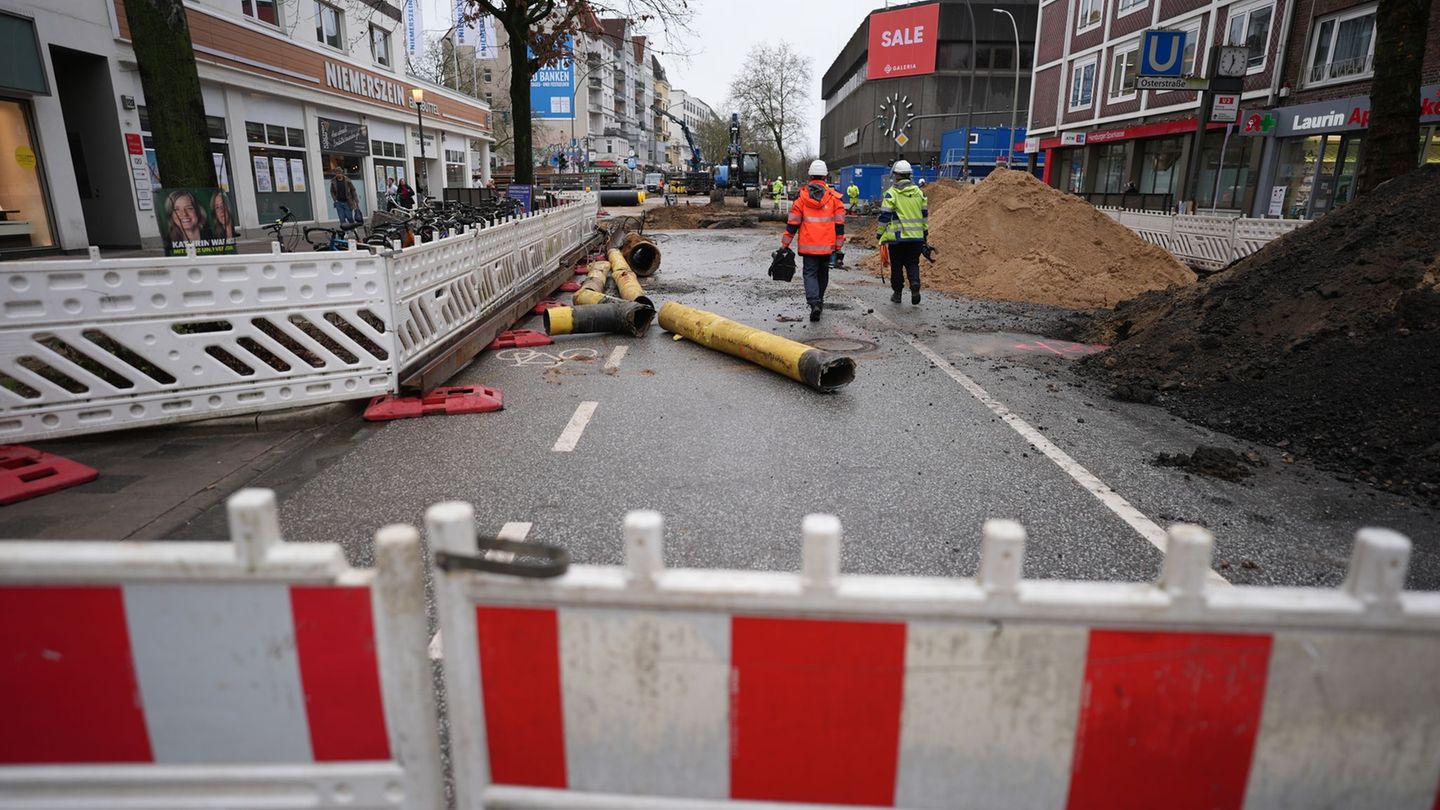 Viele Baustellen sorgen in Hamburg immer wieder für Verkehrsbehinderungen. (Archivbild) Foto: Marcus Brandt/dpa