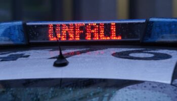 Fünf Personen sind verletzt nach einem Verkehrsunfall in Bobzin. (Symbolbild) Foto: Marcus Brandt/dpa