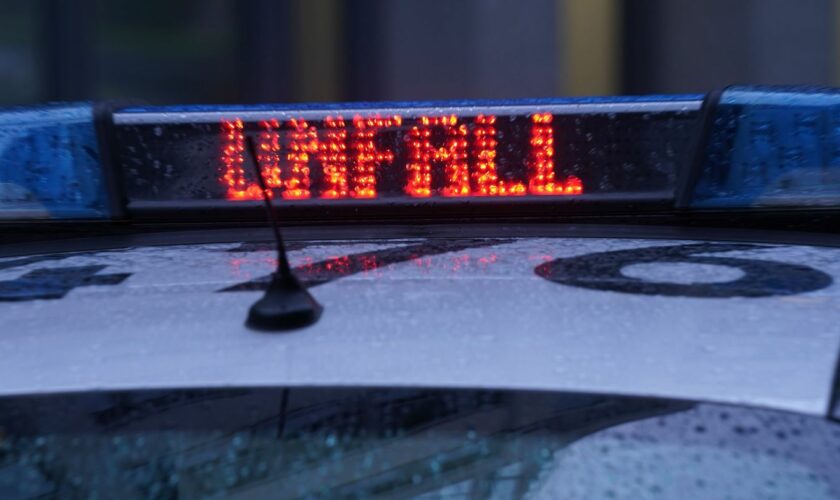 Fünf Personen sind verletzt nach einem Verkehrsunfall in Bobzin. (Symbolbild) Foto: Marcus Brandt/dpa