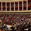 Verre d’eau renversé, feuilles volantes et messes basses... À l’Assemblée, les à-côtés du discours de Bayrou