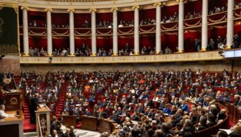 Verre d’eau renversé, feuilles volantes et messes basses... À l’Assemblée, les à-côtés du discours de Bayrou