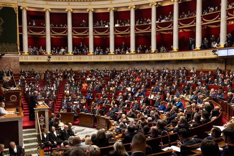 Verre d’eau renversé, feuilles volantes et messes basses... À l’Assemblée, les à-côtés du discours de Bayrou