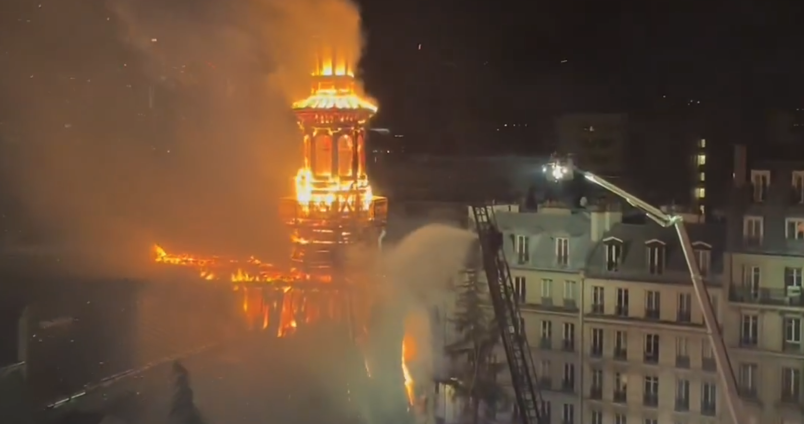 Violent incendie à Paris: Les flammes ravagent la flèche de la mairie du 12e arrondissement