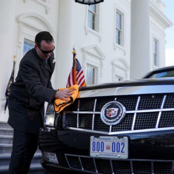 Vitres pare-balles, gaz lacrymogène, poche de sang... 5 choses à savoir sur la voiture présidentielle de Trump