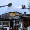 Rund 90 Feuerwehrleute sind seit dem frühen Morgen im Einsatz. Foto: Axel Heimken/dpa