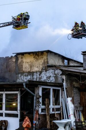 Rund 90 Feuerwehrleute sind seit dem frühen Morgen im Einsatz. Foto: Axel Heimken/dpa