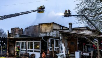 Rund 90 Feuerwehrleute sind seit dem frühen Morgen im Einsatz. Foto: Axel Heimken/dpa