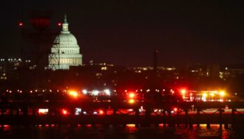 Washington : les secours cherchent des survivants après la collision entre un avion de ligne et un hélicoptère militaire