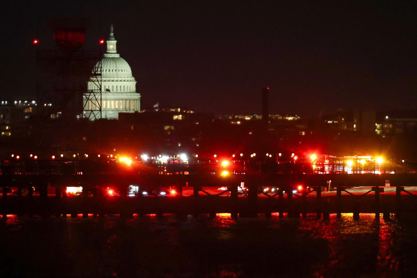 Washington : les secours cherchent des survivants après la collision entre un avion de ligne et un hélicoptère militaire