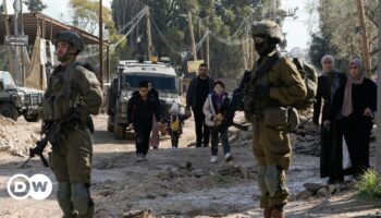 West Bank: Hundreds leave Jenin as Israeli raid continues