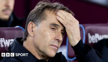 Julen Lopetegui holds his head on the West Ham bench